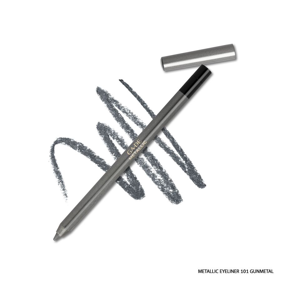Ga-De Metallic Eyeliner met open dop en streep. Grijze stift. Productnaam en tint 'Gunmetal' onderaan.