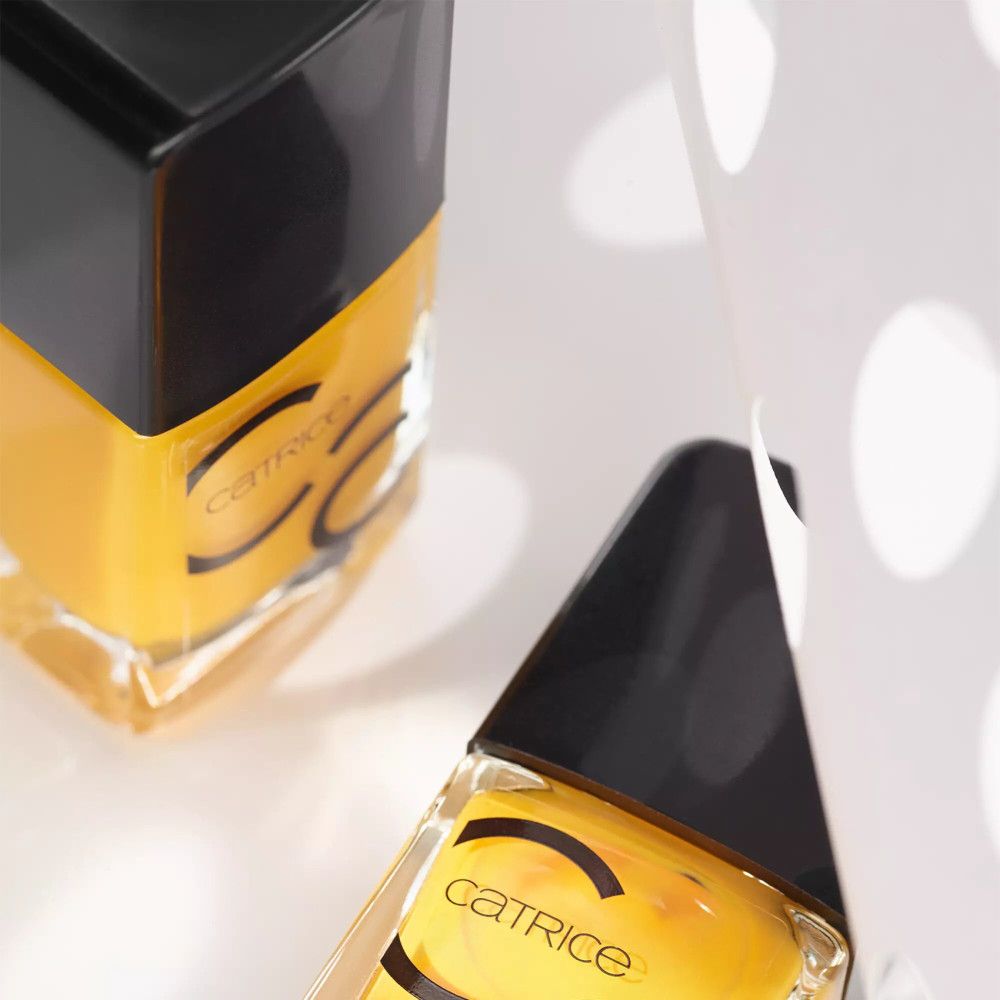Deux flacons de vernis à ongles Catrice avec bouchon noir et contenu jaune. Logo Catrice sur les flacons.