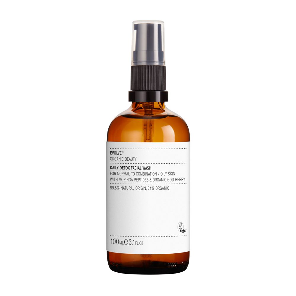 Flacon en verre ambré avec vaporisateur. L'étiquette indique "Daily Detox Facial Wash" et "Evolve".