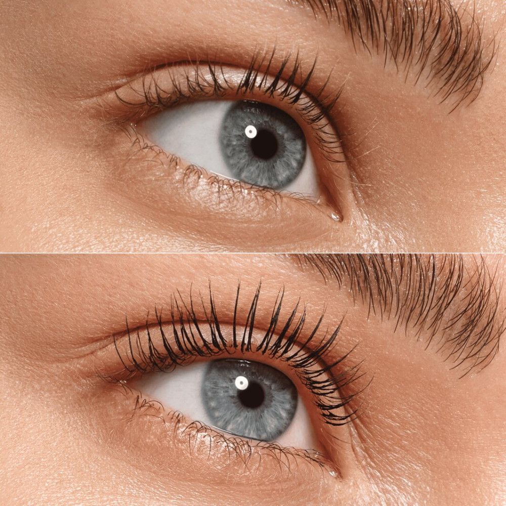 Deux gros plans d'un œil. En haut: sans maquillage. En bas: mascara appliqué. Yeux bleus.