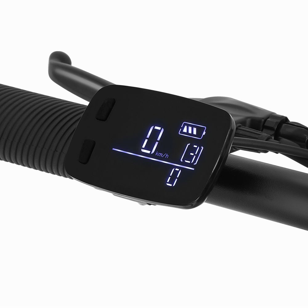 Digitaal display met snelheid, batterijstatus en versnelling. Zwarte achtergrond, witte cijfers. Knoppen.