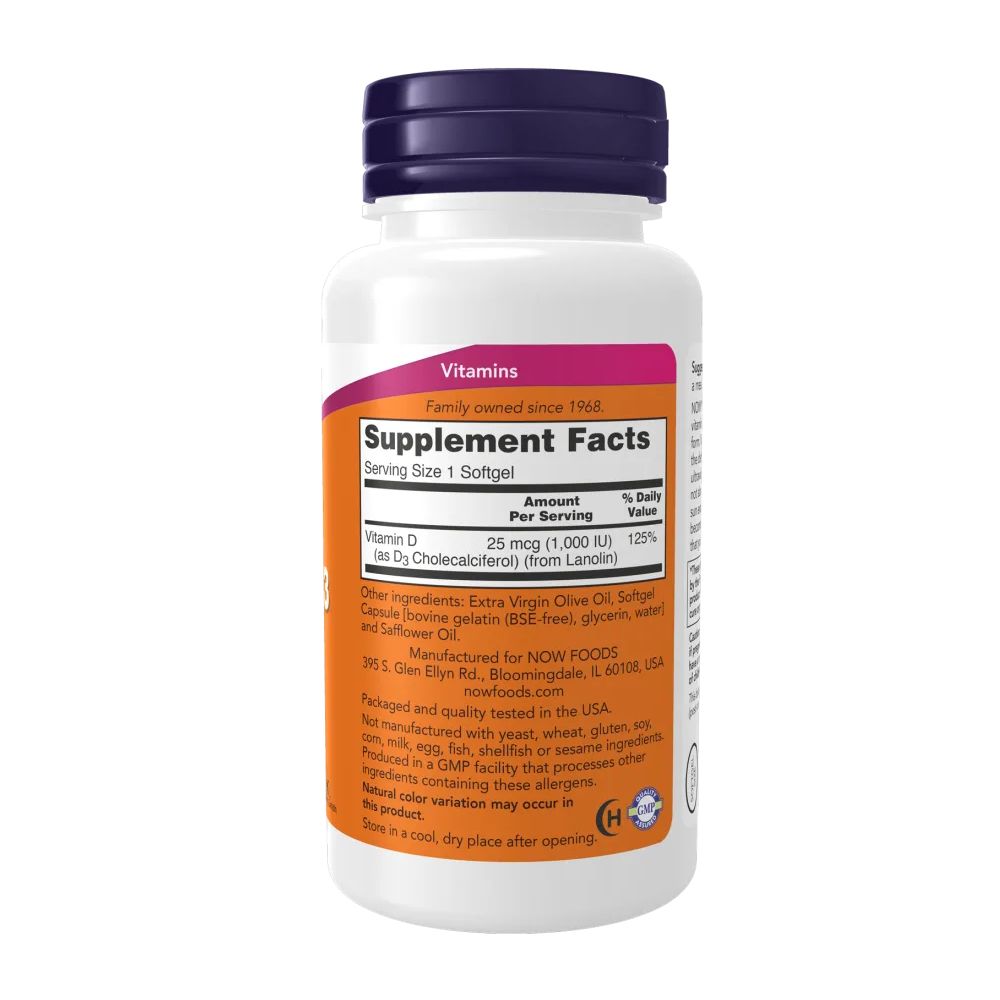 Achterkant van een witte fles met paarse dop. Etiket met tekst: Supplement Facts. Bevat vitamine D. Merk: NOW.