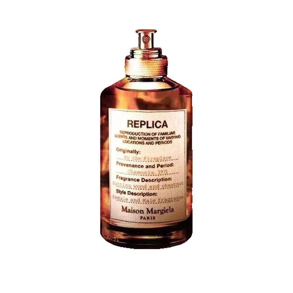 Flacon de parfum Replica By the Fireplace, Maison Margiela. Liquide brun, vaporisateur doré. Étiquette avec texte.