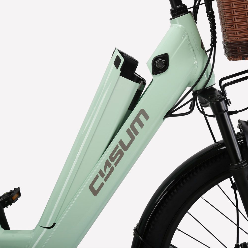 Gros plan sur le cadre vert clair d'un vélo électrique. Logo CYSUM visible. Support de batterie.