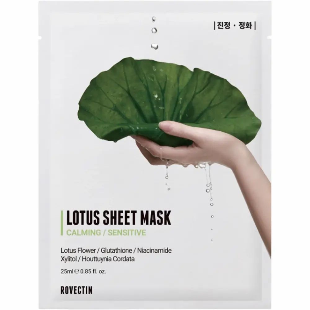 Verpakking van ROVECTIN Lotus Sheet Mask. Witte verpakking met groen lotusblad en hand. Tekst: Lotus Sheet Mask, Calming/Sensitive.