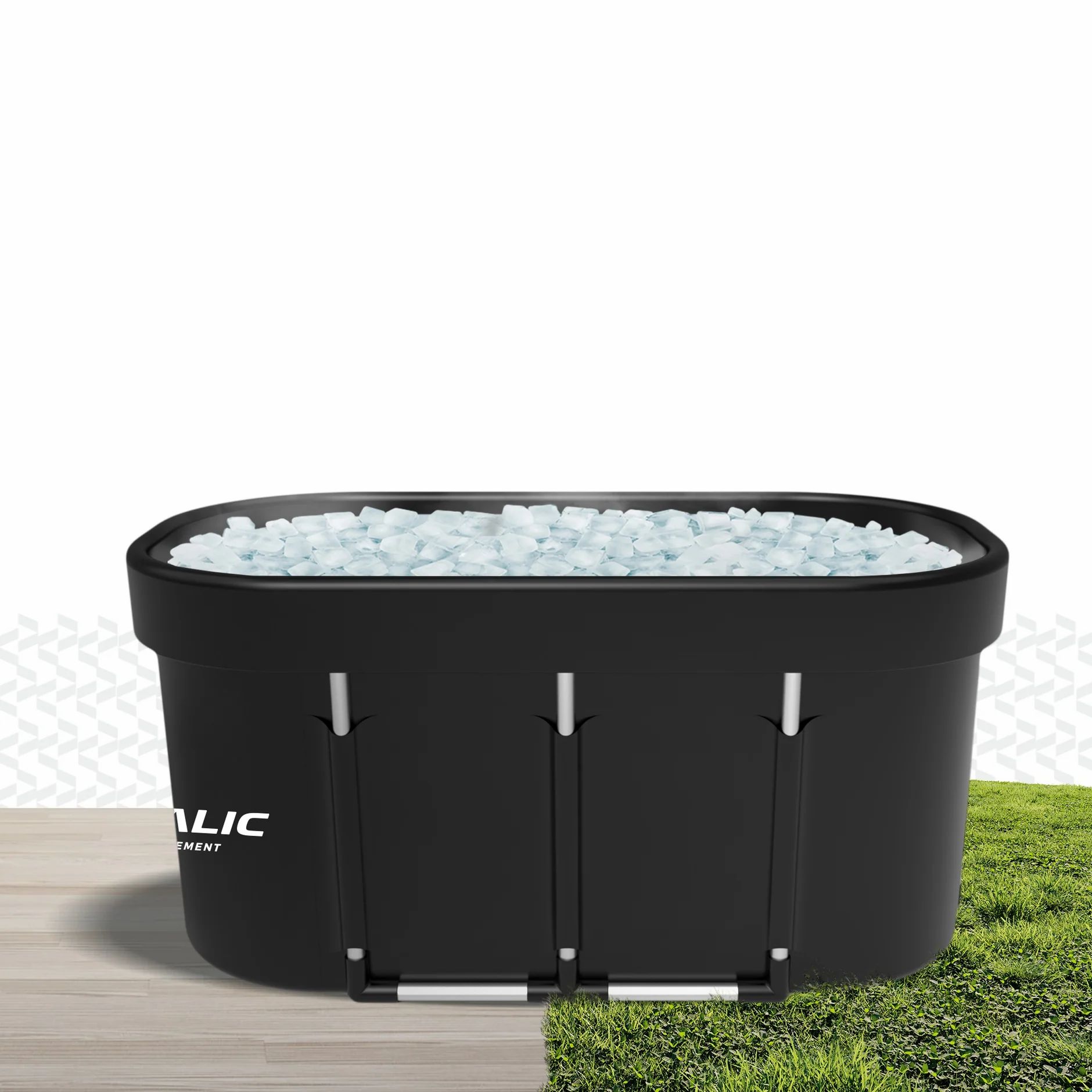 Bain de glace ovale noir. Logo VITALIC. Rempli de glace. Sur fond de bois et d'herbe.