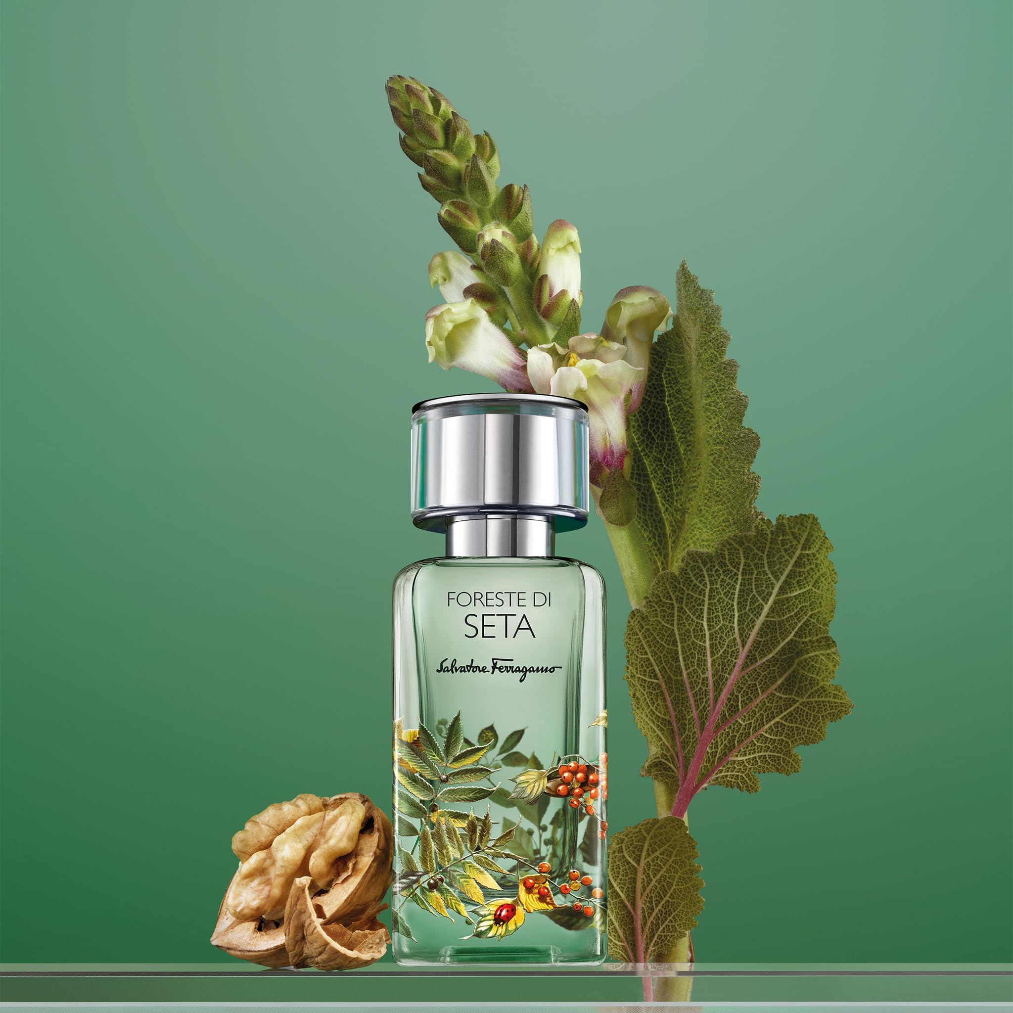 Flacon de parfum avec motif floral. Inscription : Foreste di Seta, Salvatore Ferragamo. Fond vert.