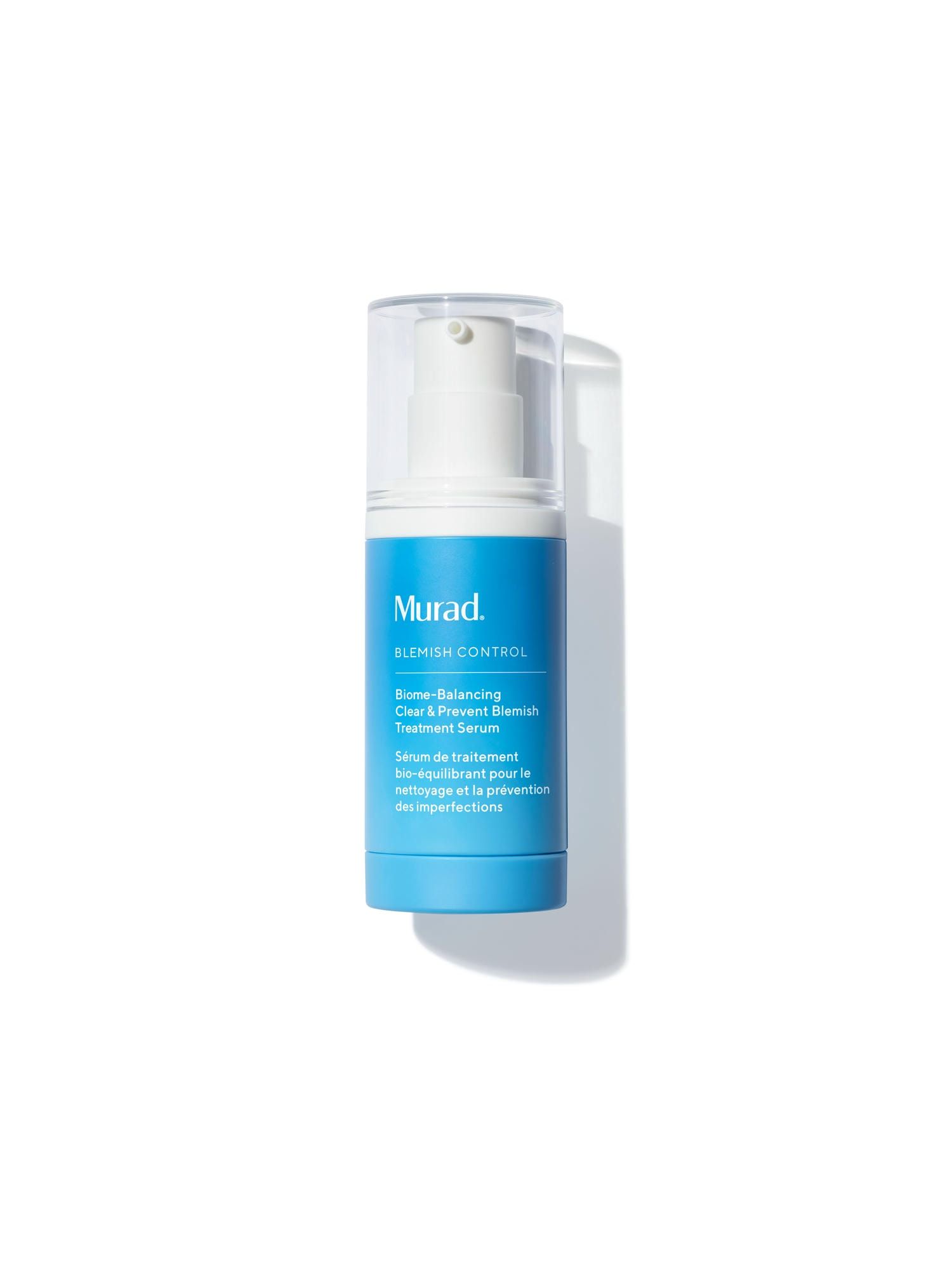 Blauwe fles met witte pomp. Tekst: Murad, Blemish Control, Biome-Balancing Clear & Prevent Blemish Treatment Serum.