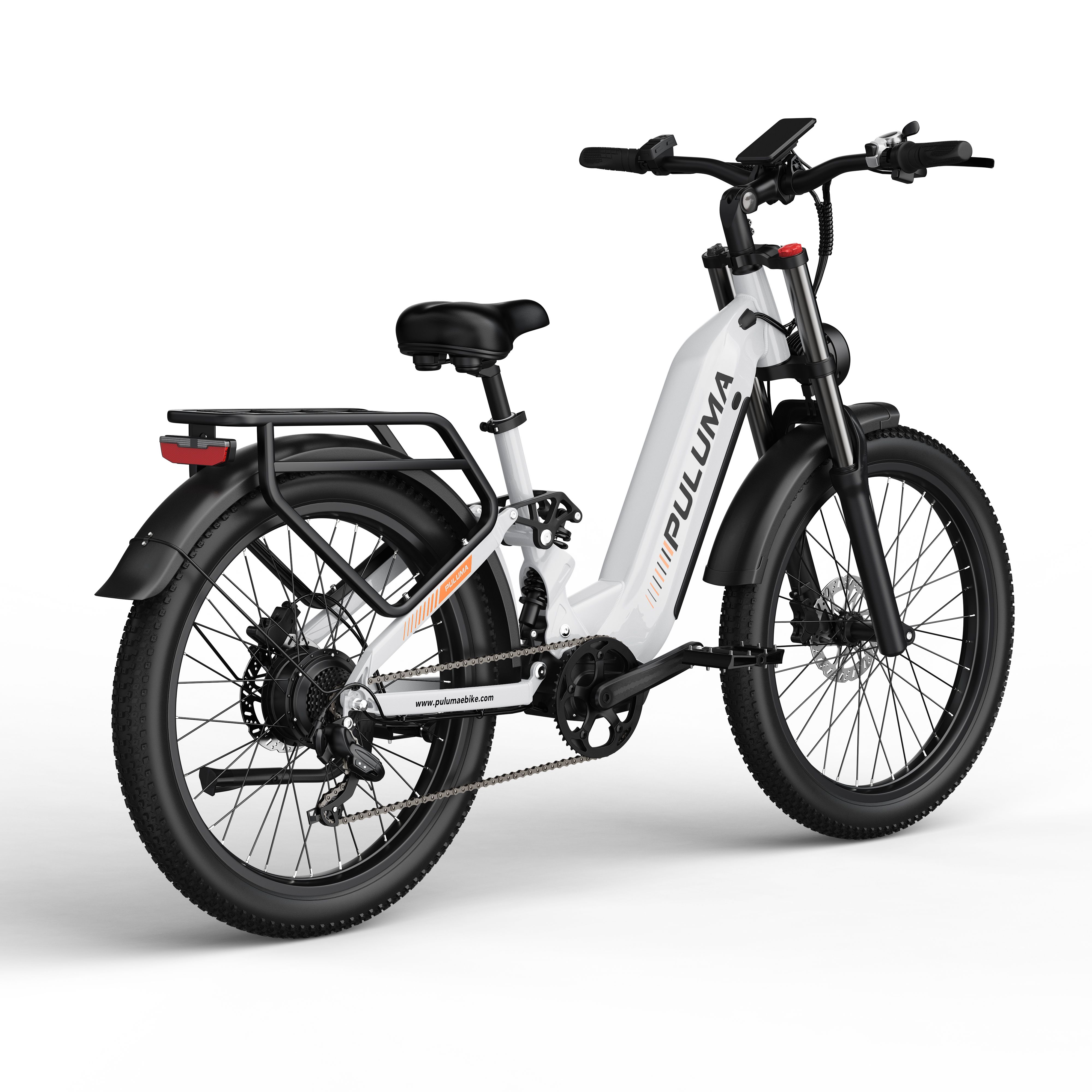 Witte elektrische fiets met zwarte banden en bagagedrager. Opschrift PULUMA.