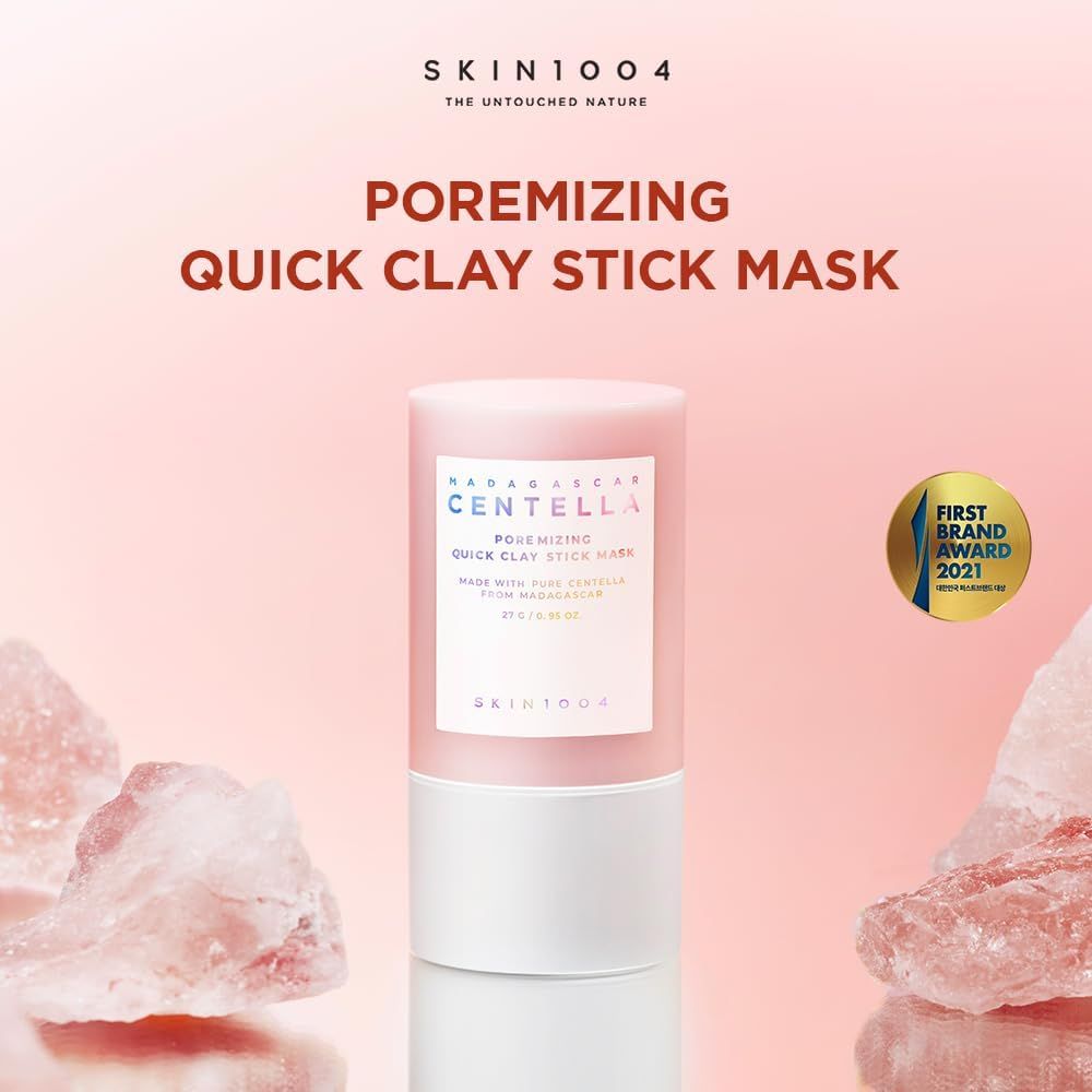 Roze-witte gezichtsmasker stick. Tekst: Poremizing Quick Clay Stick Mask. Award: First Brand Award 2021. Merk: SKIN1004.