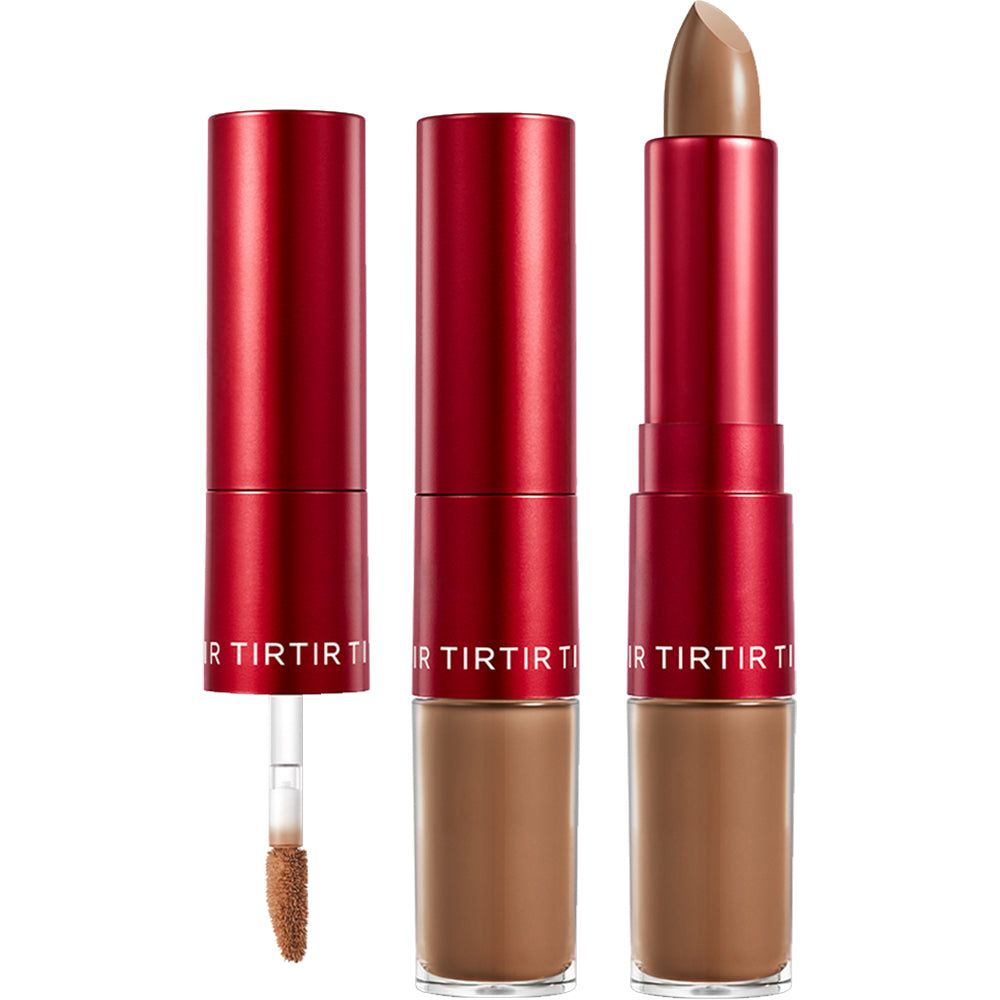 Trois bâtons de correcteur avec étui rouge. Un bâton est ouvert, les autres sont fermés. Nom du produit visible.