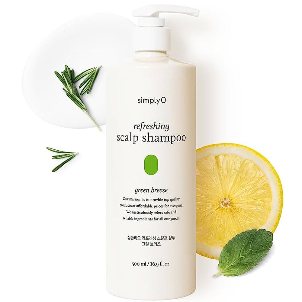 Witte shampoo fles met pomp. Opschrift: simplyO, refreshing scalp shampoo, green breeze. Versierd met citroen, rozemarijn en munt.