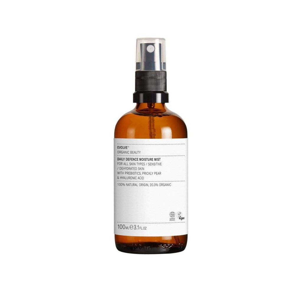 Bruine glazen fles met verstuiver. Etiket met tekst: Daily Defence Moisture Mist. Vegan keurmerk.