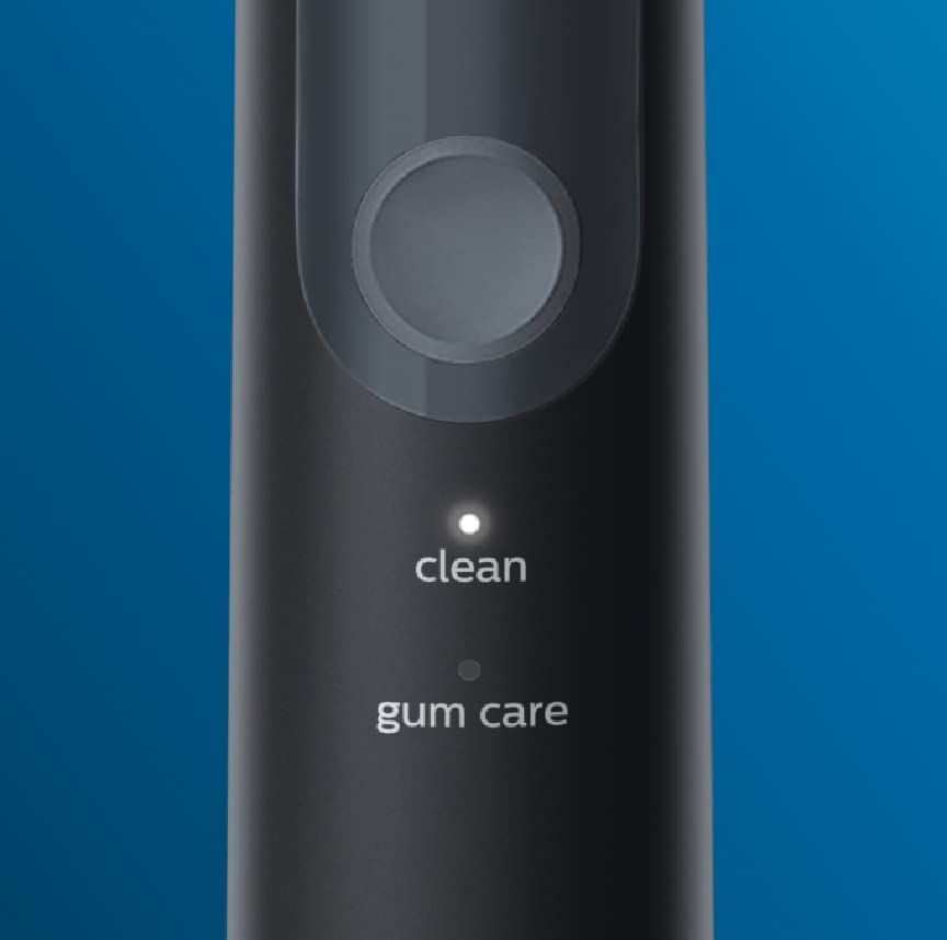 Close-up van de elektrische tandenborstel. Knoppen met 'clean' en 'gum care'.