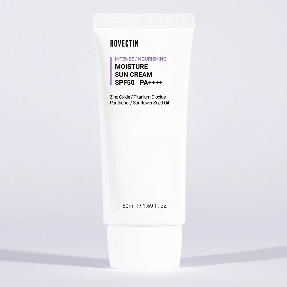 Witte tube met paarse tekst: ROVECTIN Intense Moisture Sun Cream SPF50+ PA++++. Ingrediënten en volume.