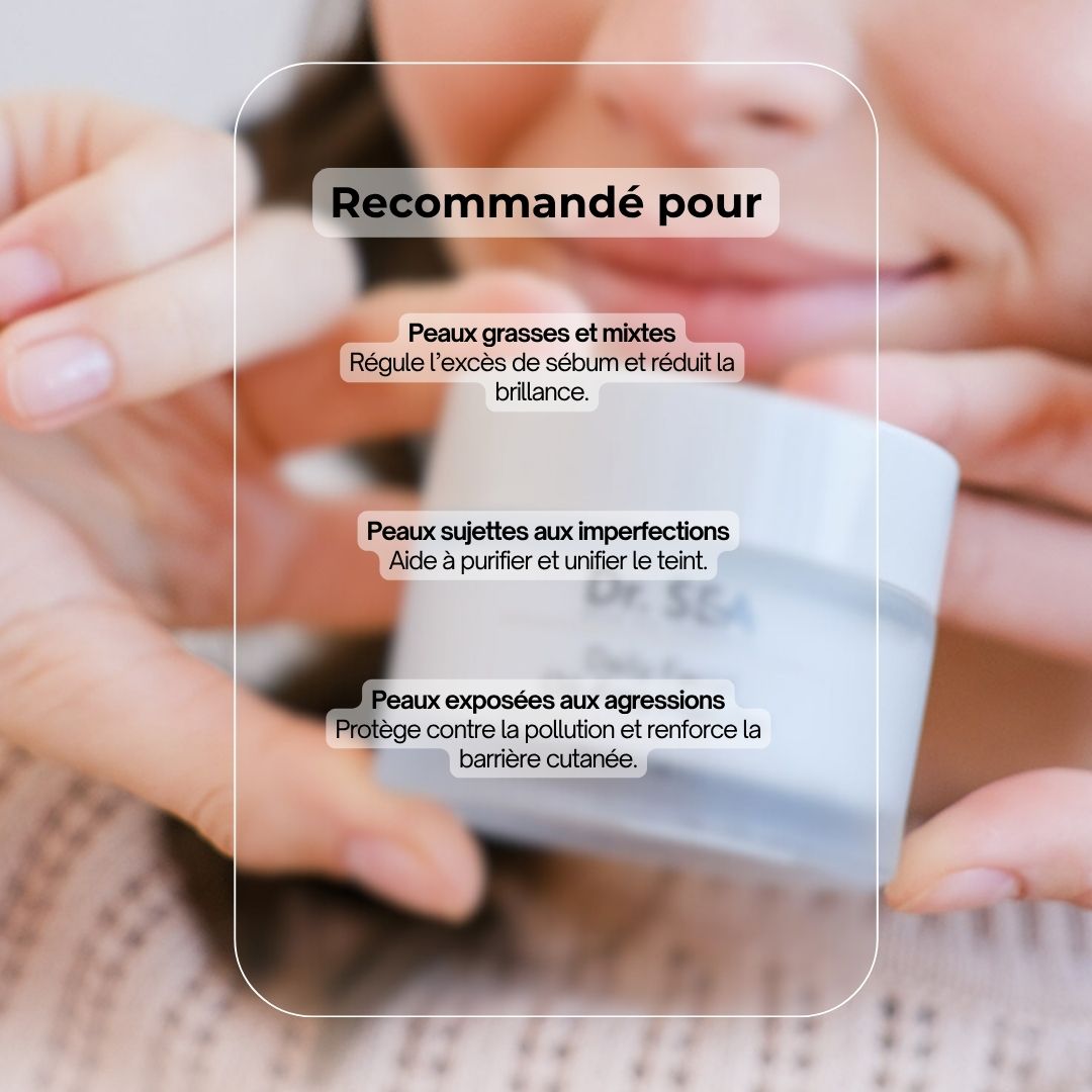 Pot de crème dans les mains. Texte : Recommandé pour, Peaux grasses et mixtes, Peaux sujettes aux imperfections, Peaux exposées aux agressions.