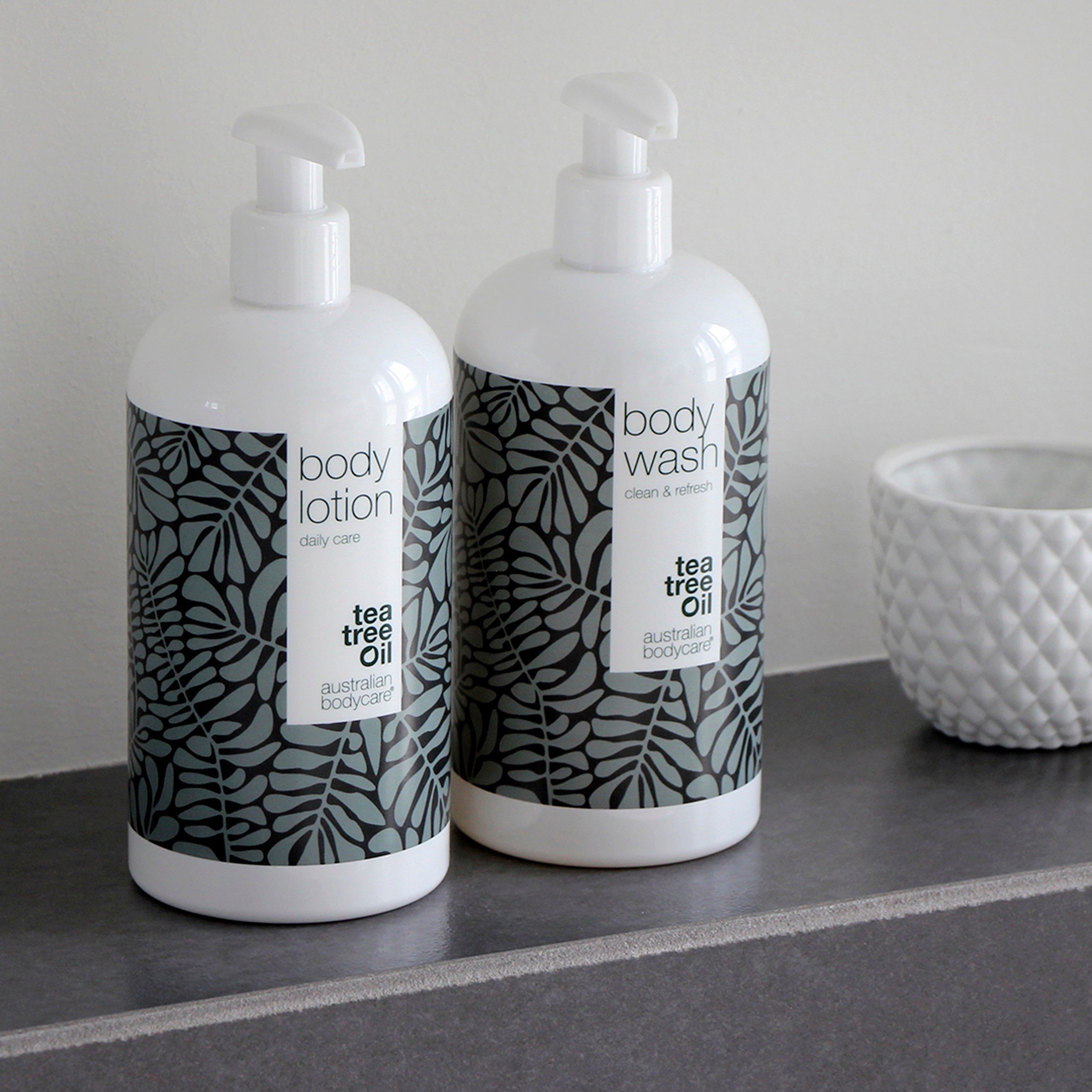 Deux flacons. Inscription : Body Lotion, Body Wash. Logo : Australian Bodycare. Texte : Tea Tree Oil.