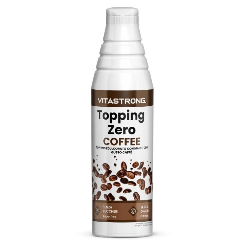 Witte fles met etiket "Vitastrong Topping Zero Coffee". Bevat logo's voor suikervrij en vetvrij. Illustratie met koffiebonen.