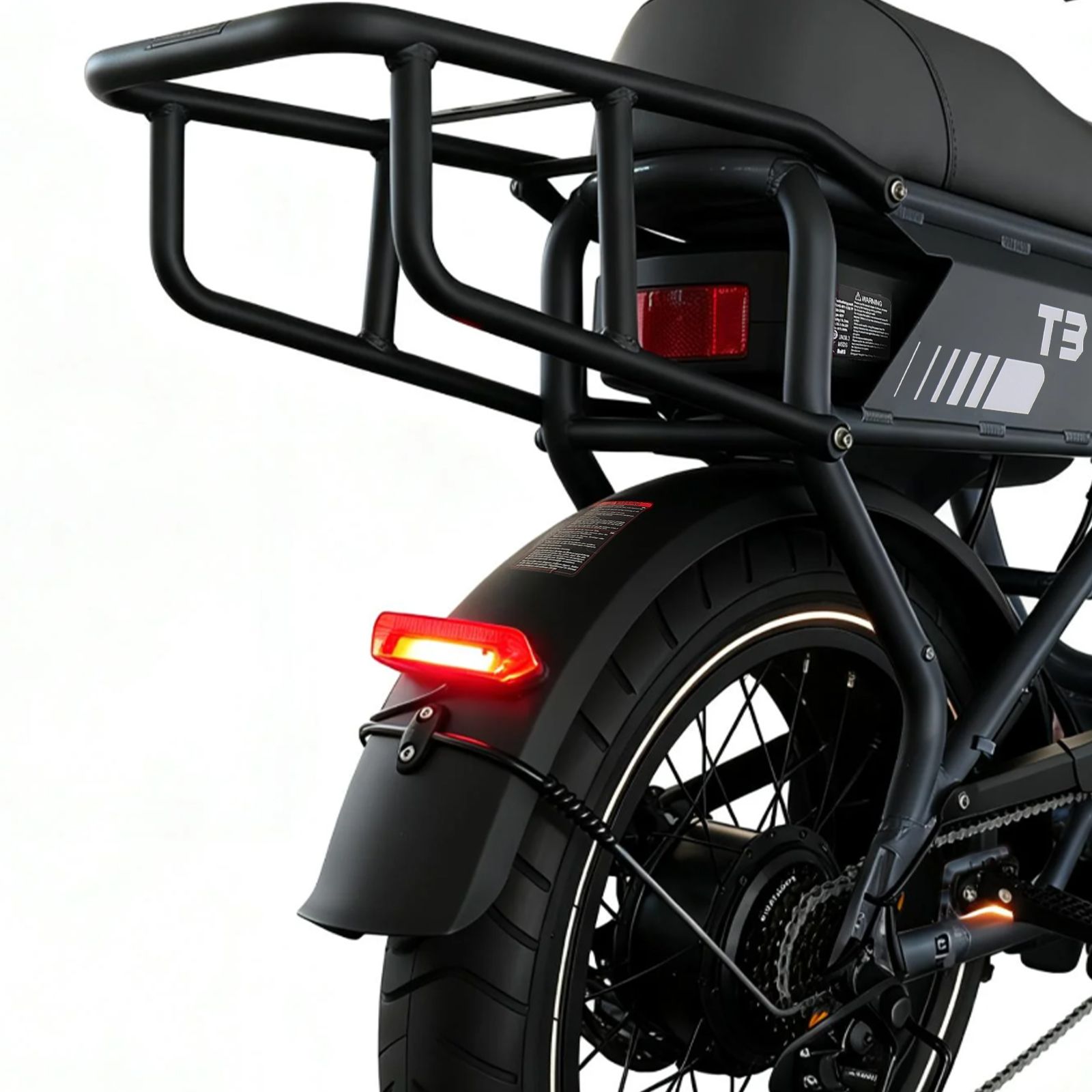 Achteraanzicht van de elektrische cargofiets. Bagagerek, rood achterlicht, zwarte spatbord, T3-logo.