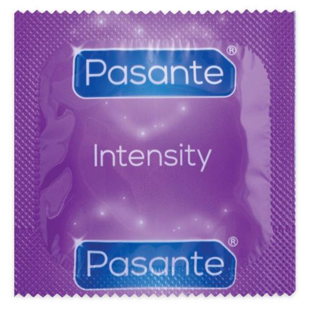 Emballage individuel de préservatif Pasante Intensity. Emballage violet avec logo et nom du produit.