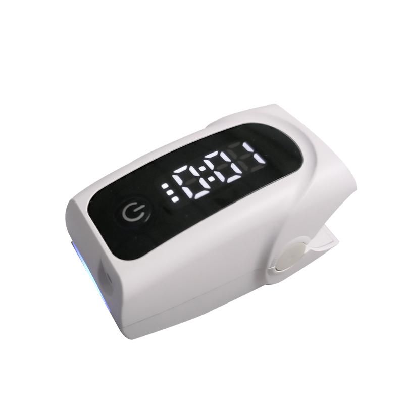 Witte digitale vingeroximeter met display. Toont cijfers. Met aan/uit-knop.