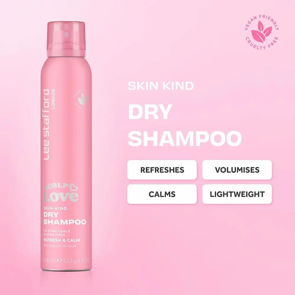 Roze spuitfles met witte tekst. Opschrift: Lee Stafford London, Scalp Love, Skin-Kind Dry Shampoo, Refresh & Calm. Vegan.