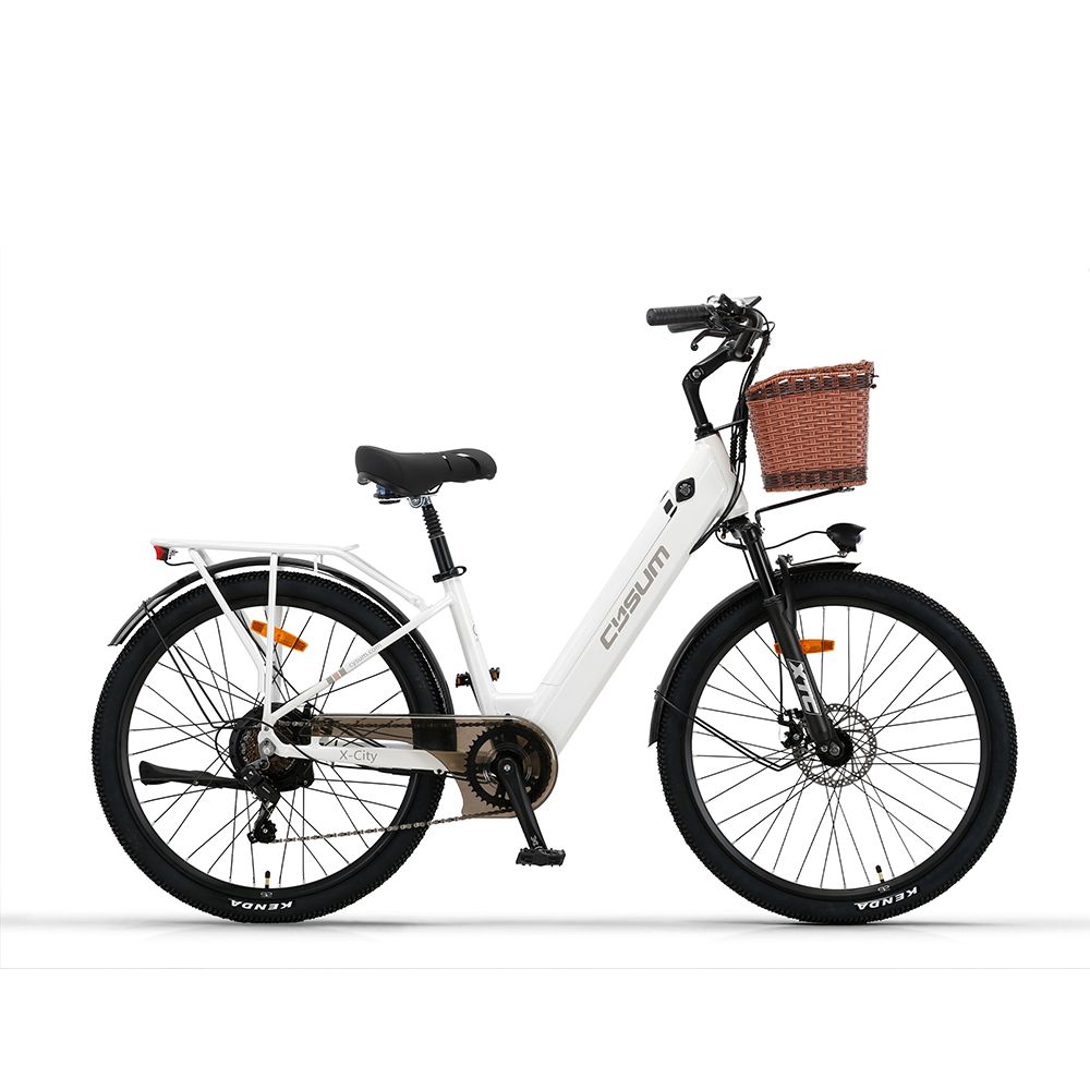 Vélo électrique blanc avec panier marron, guidon et pneus noirs. Marque CYSUM.