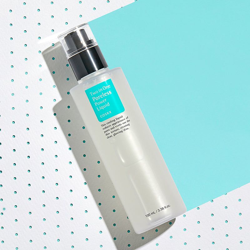 Fles met pomp. Opschrift: Two in One Poreless Power Liquid, COSRX. Op blauwe achtergrond met stippen.