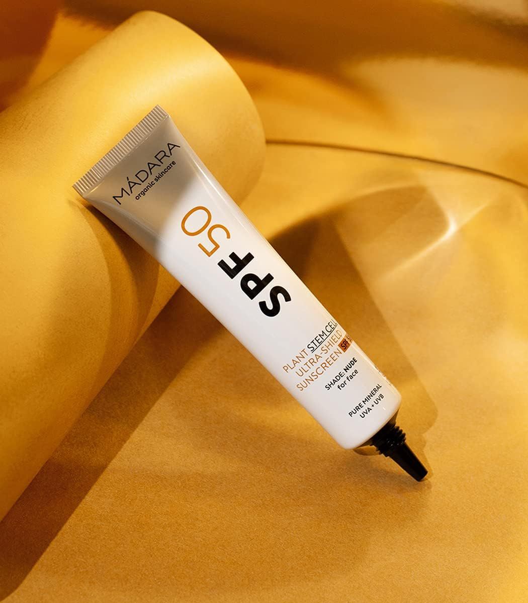 Mádara zonnebrandcrème tube met SPF 50, Plant Stem Cell Ultra-Shield, Nude tint voor gezicht.