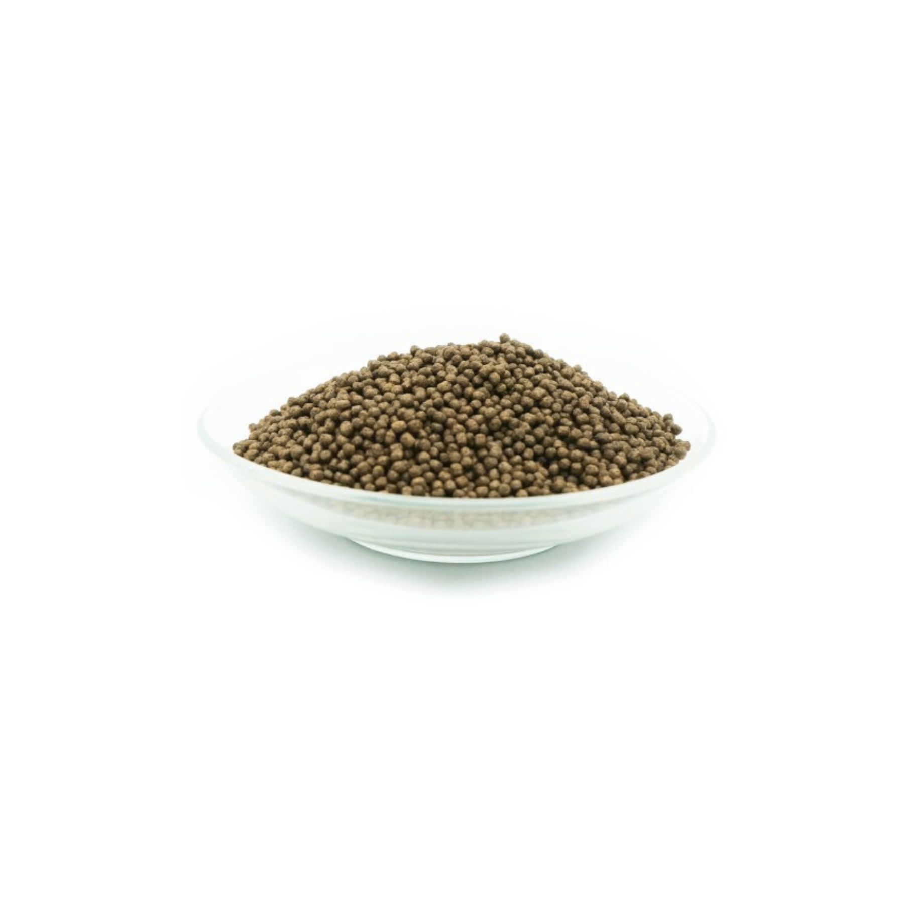 Hoop bruine, ronde pellets in een glazen kom. Op witte achtergrond.