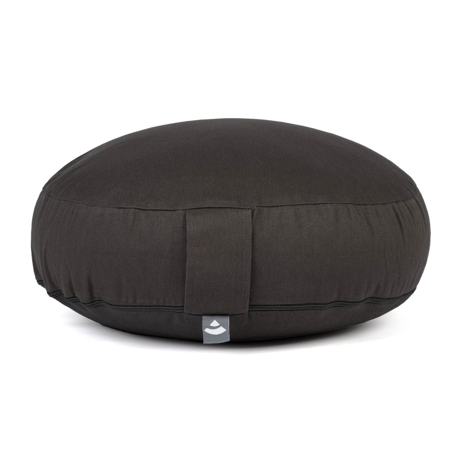 Bruin, rond meditatiekussen. Met handvat en logo-label.