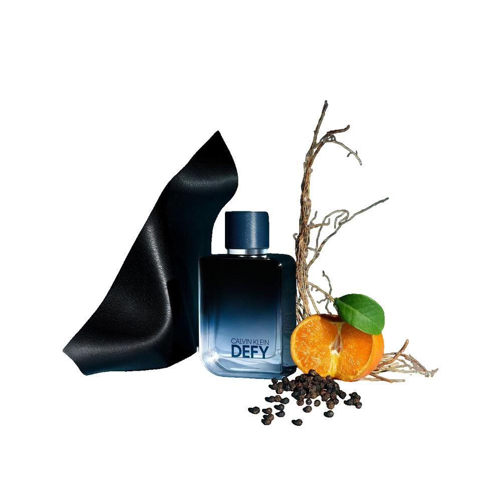 Donkerblauwe parfumfles met opschrift DEF. Naast fruit, takken en zwart lint. Fles met blauwe dop.