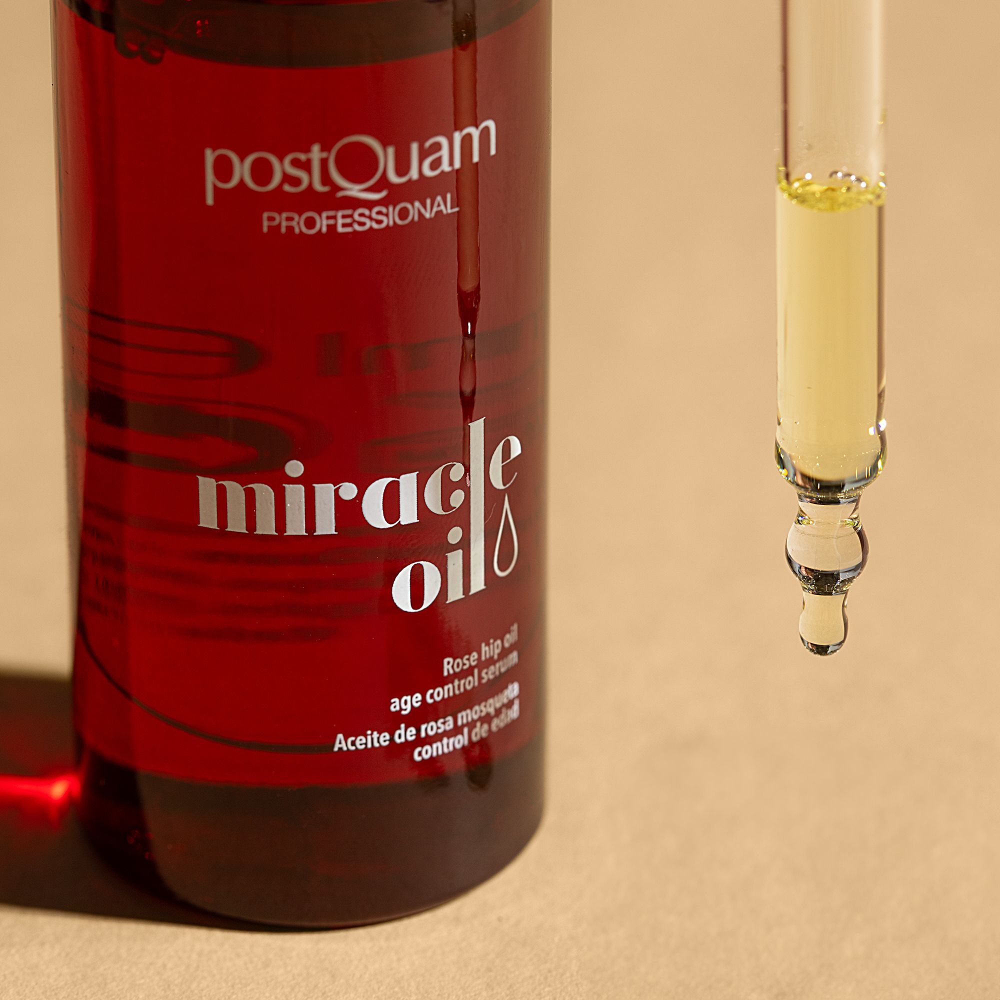 Postquam Miracle Oil fles en pipet. Rode fles met tekst: Miracle Oil, Rose hip oil, age control serum. Pipet met olie.