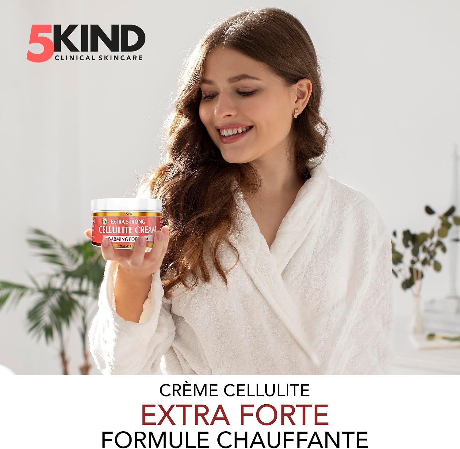 Femme tenant un pot de crème anti-cellulite marqué 'Extra Strong Cellulite Cream'.