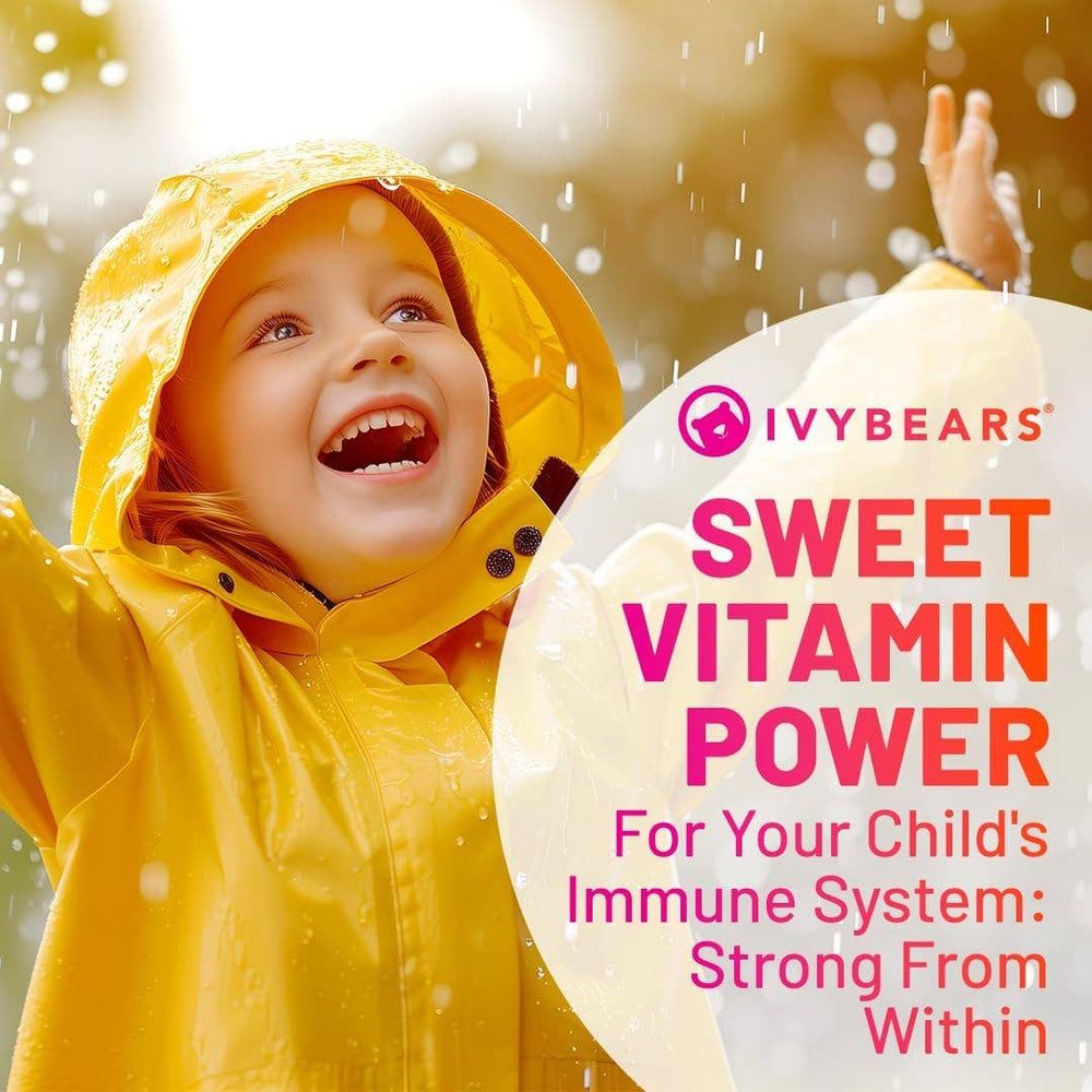Enfant en veste jaune riant sous la pluie. Texte sur le pouvoir des vitamines et le système immunitaire.