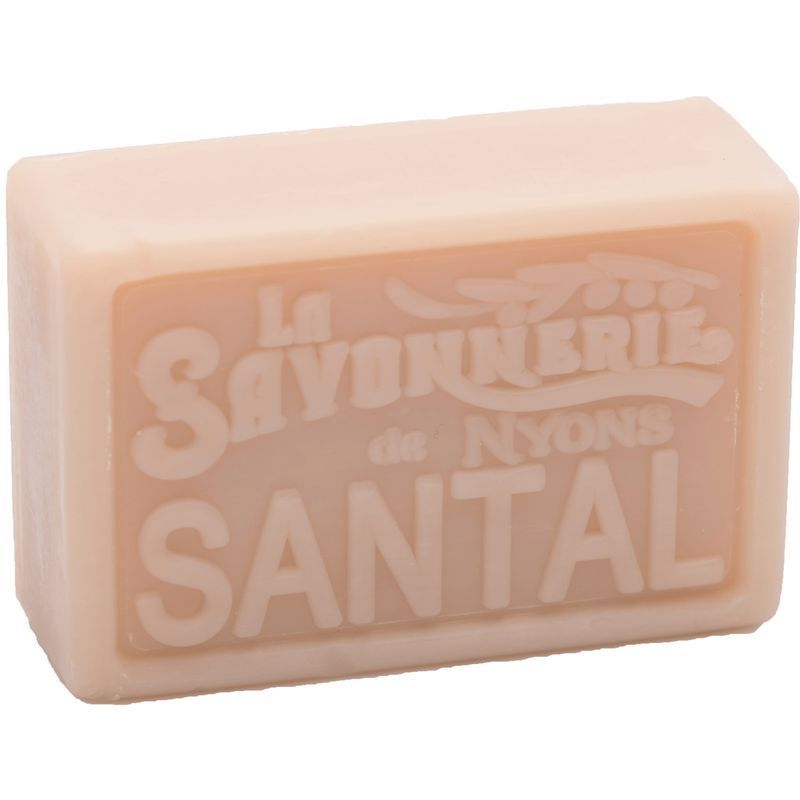 Rechthoekige zeep met reliëfschrift. Opschrift: La Savonnerie de Nyons, Santal. Lichtroze tint.