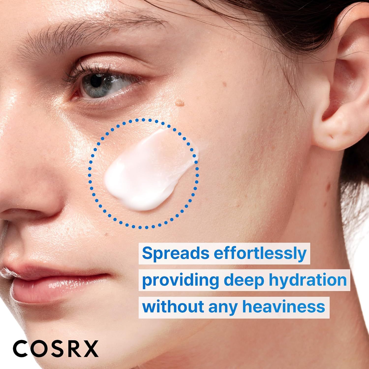 La crème hydratante COSRX The Ceramide Skin Barrier s'étale sans effort sur la peau.