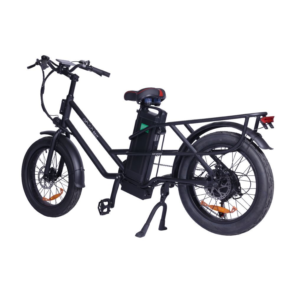 Zwarte elektrische bakfiets. Zichtbaar: batterij, zadel, stuur, banden. Opschrift: GOGOBEST. Achterlicht.