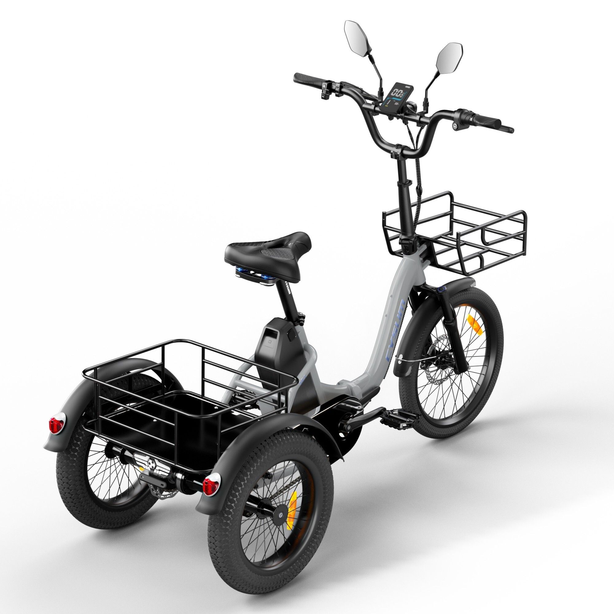 Grijze elektrische driewieler met manden, zadel en stuur. Achteraanzicht met achterlichten.