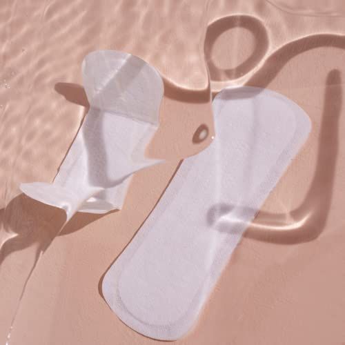Deux protège-slips blancs sur surface rose. L'un est ouvert.