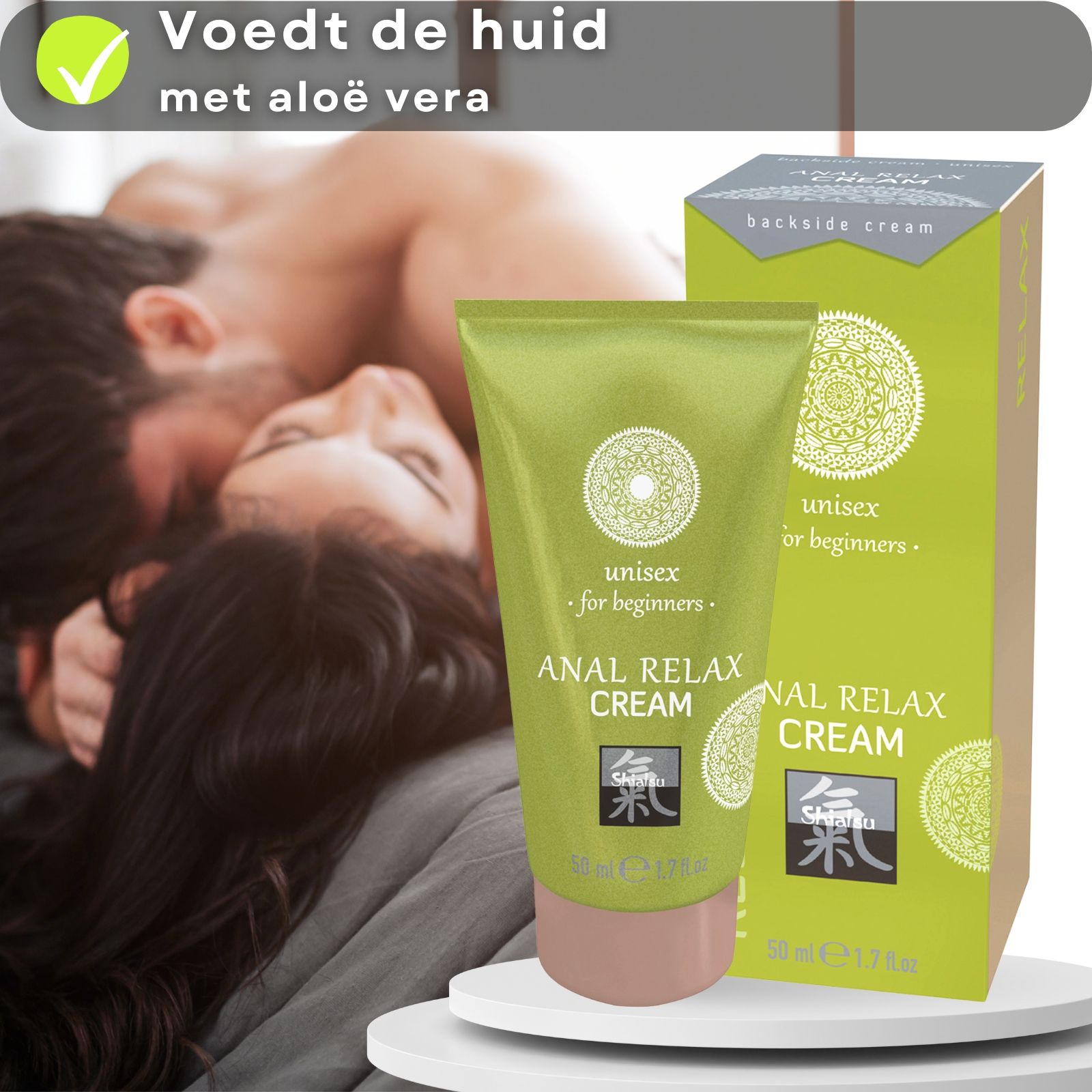 Groene tube en doos. Tekst: ANAL RELAX CREAM, unisex for beginners. Logo. Roze dop. 50 ml. Paar op de achtergrond.