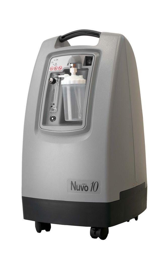 Grijze zuurstofconcentrator met handvat, wielen en bedieningspaneel. Merk Nuvo 10.