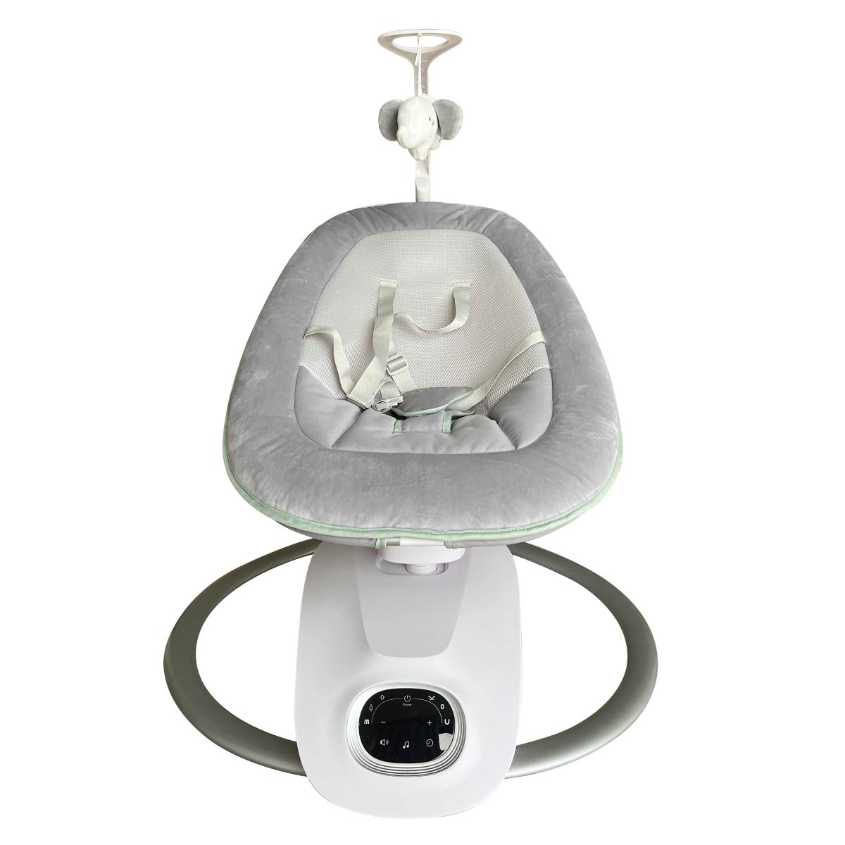 Balancelle électrique grise et blanche pour bébé. Panneau de commande en bas, jouet suspendu.