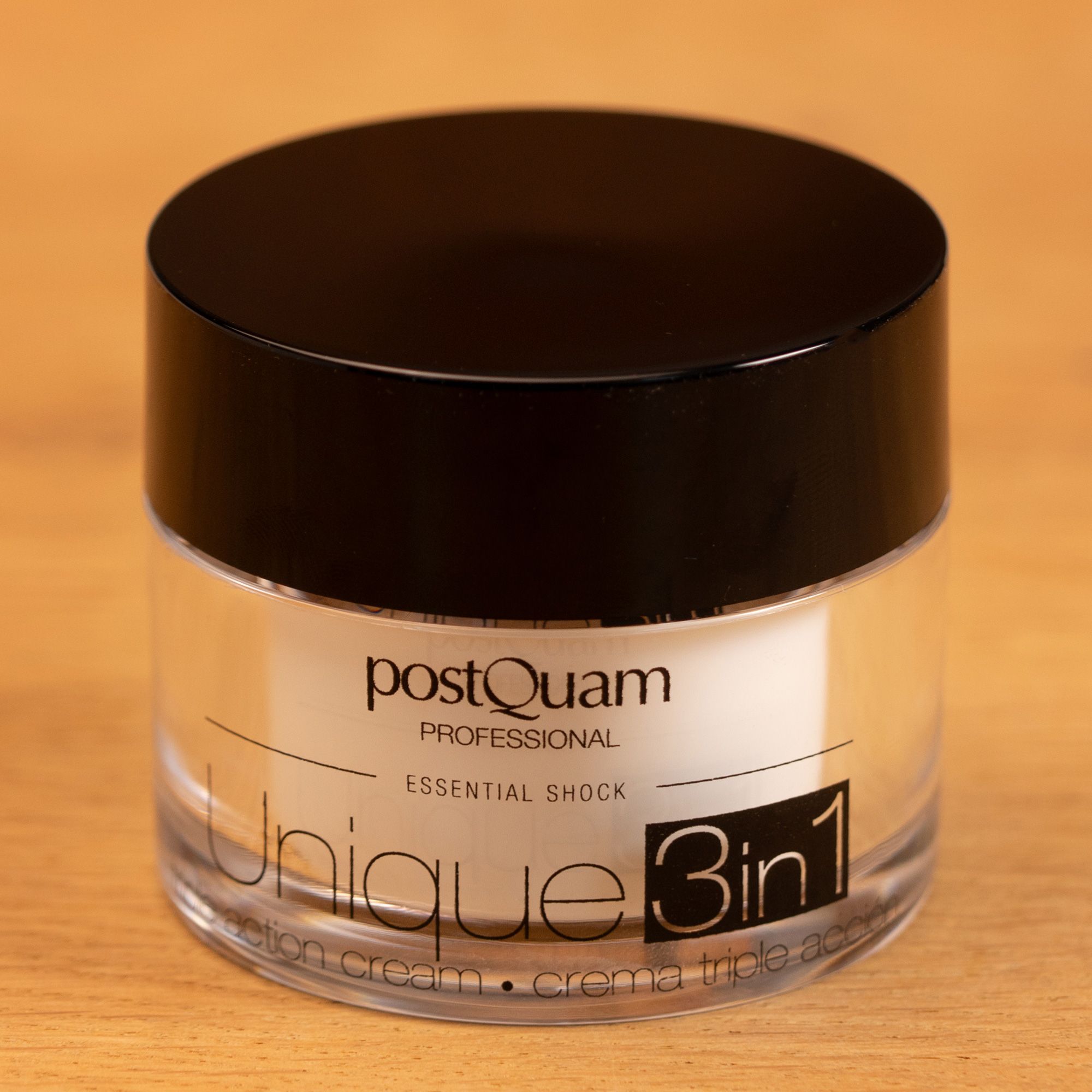 Pot de crème avec couvercle noir. Inscription : Postquam Professional, Unique 3in1. Crème triple action.