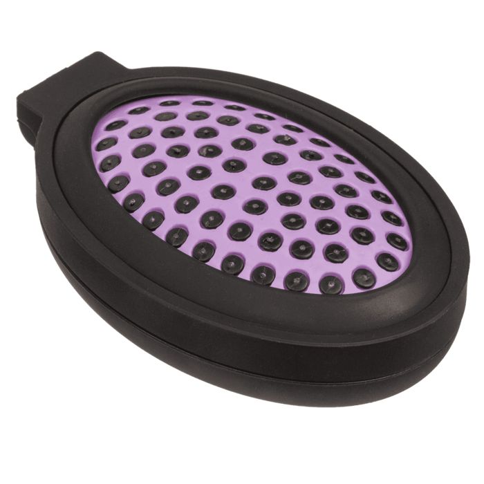 Miroir de poche ovale fermé avec brosse à cheveux. Cadre noir, surface de brosse violette avec picots noirs.