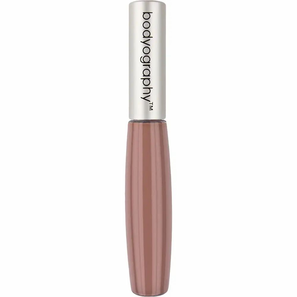 Lipgloss tube met zilveren dop. De tekst "bodyography" is gedrukt. De lipgloss heeft een roze-bruine kleur.