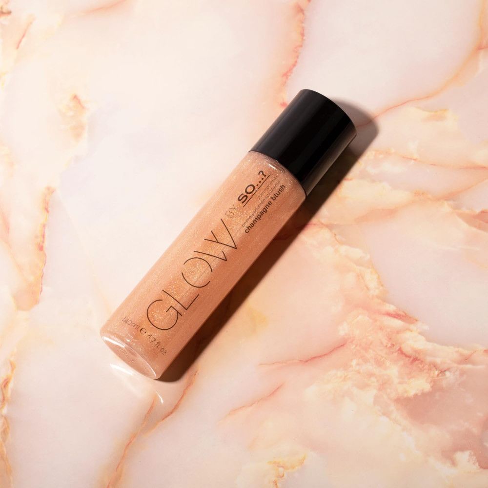 Flacon de brume Champagne Blush. Inscription GLOW BY SO...? Capuchon noir. Liquide beige.