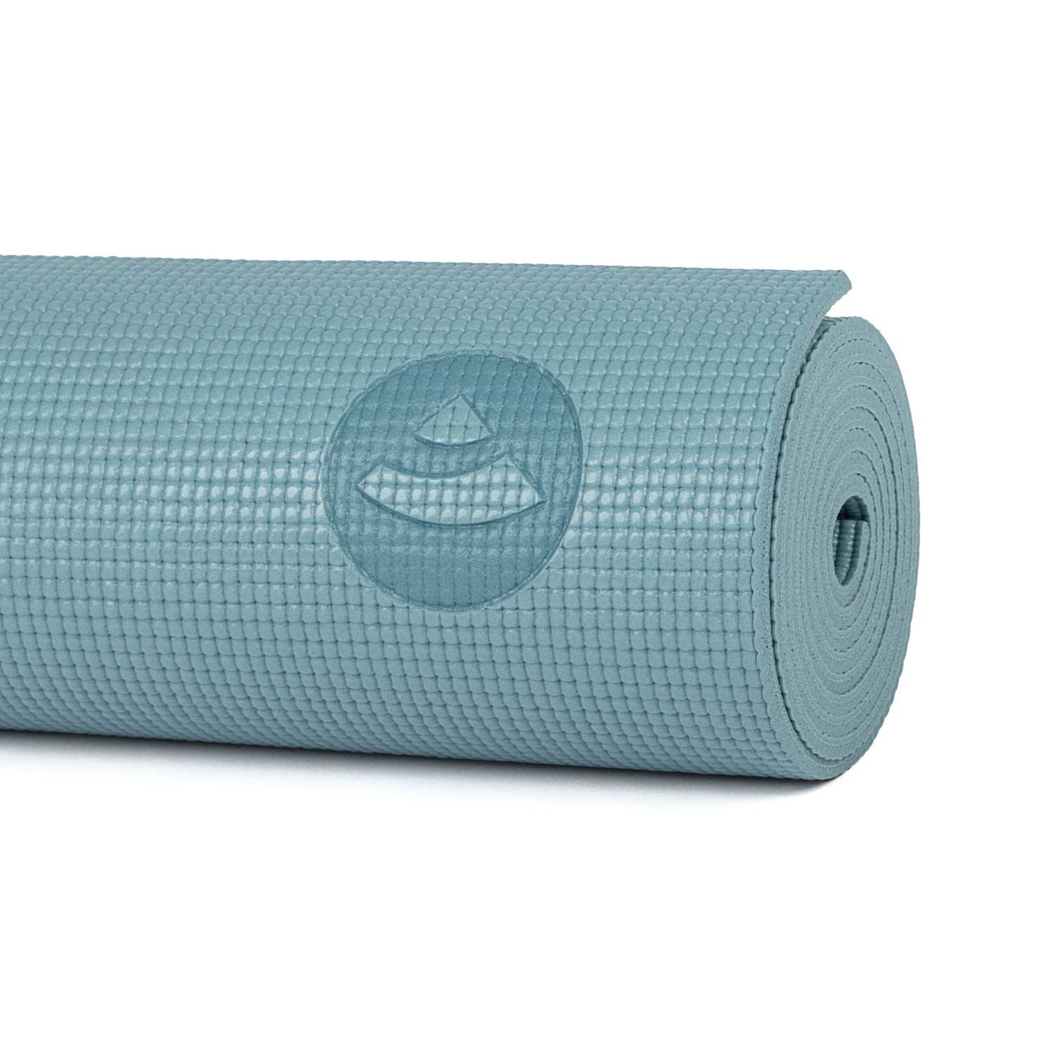Tapis de yoga enroulé, bleu-vert. Logo sur la surface. Vue détaillée du bord enroulé. Fond blanc.
