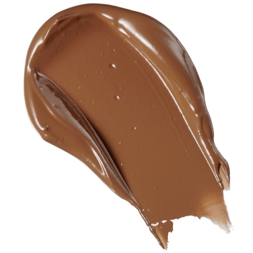 Échantillon de correcteur brun. Texture crémeuse. Sur fond clair.