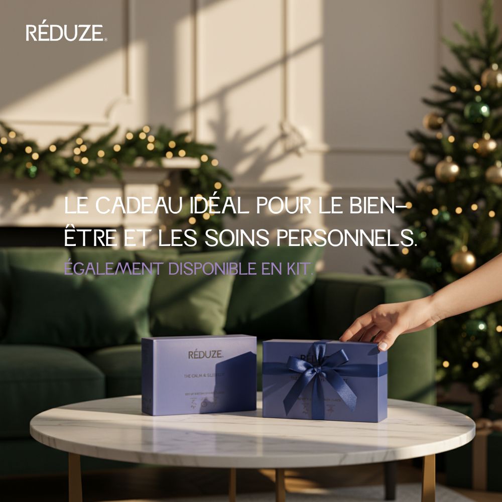 Deux coffrets cadeaux avec ruban bleu sur une table. RÉDUZE. Texte: Le cadeau idéal pour le bien-être et les soins personnels.